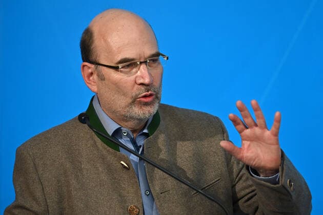 Dr. Thomas Weiler, Geschaeftsfuehrer der Starnberger Kliniken, Gestik, Einzelbild,angeschnittenes Einzelmotiv,Portraet,Portrait,Porträt. Pressekonferenz nach Beratungen mit Vertretern von bayerischen Kliniken ueber die aktuelle Corona-Situation in den bayerischen Krankenhaeusern und insbesondere auf den Intensivstationen. am 11.11.2021 im Prinz Carl Palais in Muenchen.
