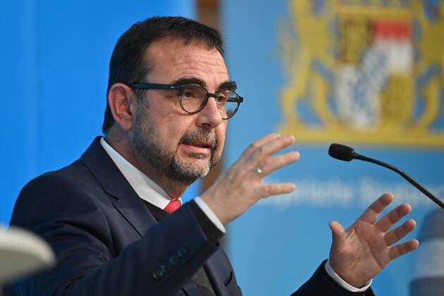 Klaus HOLETSCHEK (CSU,Gesundheitsminister Bayern),Gestik, Einzelbild,angeschnittenes Einzelmotiv,Portraet,Portrait,Porträt. Pressekonferenz nach Beratungen mit Vertretern von bayerischen Kliniken ueber die aktuelle Corona-Situation in den bayerischen Krankenhaeusern und insbesondere auf den Intensivstationen. am 11.11.2021 im Prinz Carl Palais in Muenchen.