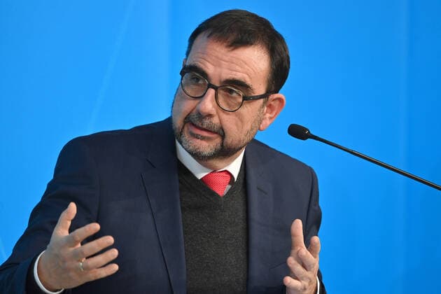 Klaus HOLETSCHEK (CSU,Gesundheitsminister Bayern),Gestik, Einzelbild,angeschnittenes Einzelmotiv,Portraet,Portrait,Porträt. Pressekonferenz nach Beratungen mit Vertretern von bayerischen Kliniken ueber die aktuelle Corona-Situation in den bayerischen Krankenhaeusern und insbesondere auf den Intensivstationen. am 11.11.2021 im Prinz Carl Palais in Muenchen.