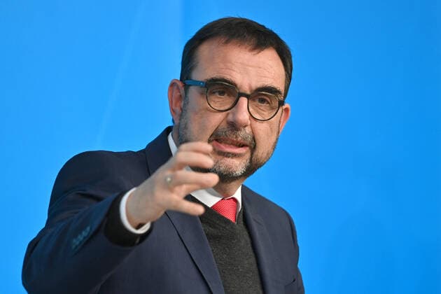 Klaus HOLETSCHEK (CSU,Gesundheitsminister Bayern),Gestik, Einzelbild,angeschnittenes Einzelmotiv,Portraet,Portrait,Porträt. Pressekonferenz nach Beratungen mit Vertretern von bayerischen Kliniken ueber die aktuelle Corona-Situation in den bayerischen Krankenhaeusern und insbesondere auf den Intensivstationen. am 11.11.2021 im Prinz Carl Palais in Muenchen.