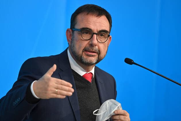 Klaus HOLETSCHEK (CSU,Gesundheitsminister Bayern),Gestik, Einzelbild,angeschnittenes Einzelmotiv,Portraet,Portrait,Porträt. Pressekonferenz nach Beratungen mit Vertretern von bayerischen Kliniken ueber die aktuelle Corona-Situation in den bayerischen Krankenhaeusern und insbesondere auf den Intensivstationen. am 11.11.2021 im Prinz Carl Palais in Muenchen.