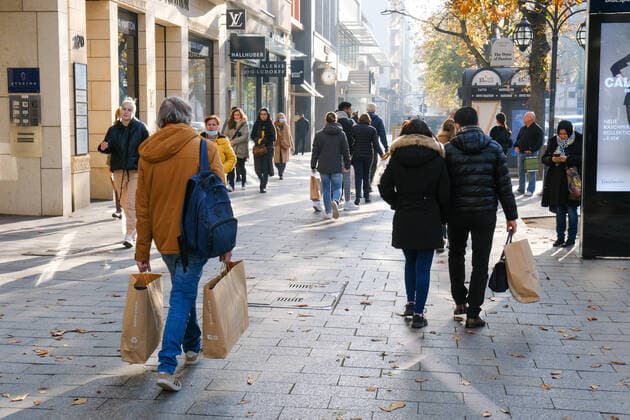 Düsseldorf 11.11.2021 Königsallee Einkaufsstraße Shoppingmeile Einkaufsmeile Einkaufstasche Tasche Luxus Reichtum soziale Schere Einkaufsstrasse Einkaufstrasse Einkaufstraße Modemeile Reichtum Armut Textilien Covid Corona Inzidenz Düsseldorf Nordrhein-Westfalen Deutschland