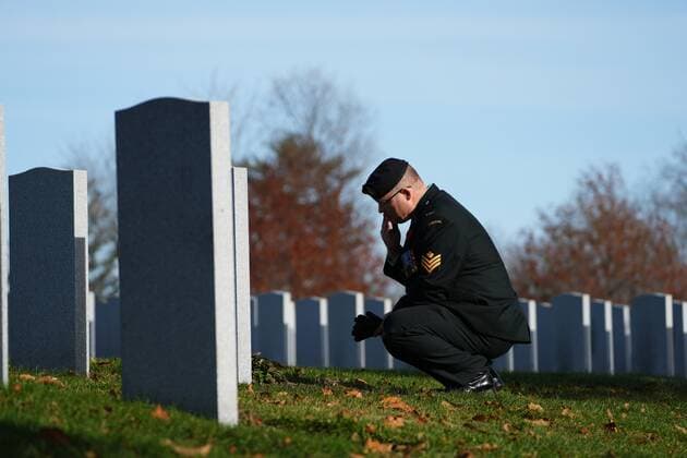 November 11, 2021, Ottawa, ON, Canada: A soldier takes a moment at a gravesite during Remembrance Day services at the National Military Cemetery in Ottawa on Thursday, Nov. 11, 2021. Ottawa Canada  - ZUMAc35_ 20211111_zaf_c35_015 Copyright: xSeanxKilpatrickx