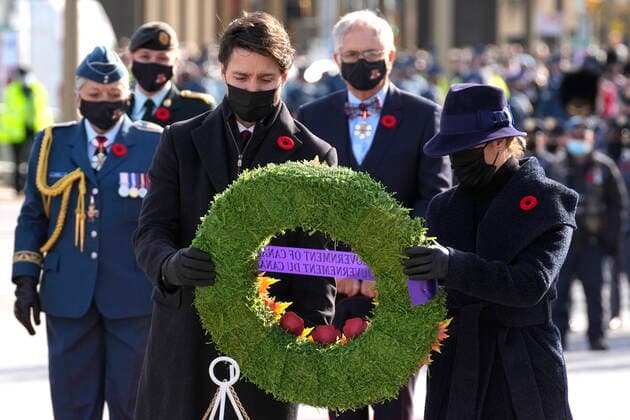 November 11, 2021, Ottawa, ON, Canada: Prime Minister Justin Trudeau and Sophie Gregoire Trudeau place a wreath during Remembrance Day services at the National War Memorial in Ottawa on Thursday, Nov. 11, 2021. Ottawa Canada  - ZUMAc35_ 20211111_zaf_c35_038 Copyright: xAdrianxWyldx