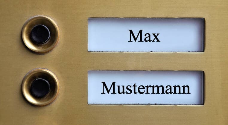 Klingelschild mit Max und Mustermann Klingelschild mit Max und Mustermann, 05.11.2021, Borkwalde, Brandenburg, Auf Klingelschildern stehen die Schriftzüge Max und Mustermann. *** doorbell sign with Max and Mustermann doorbell sign with Max and Mustermann, 05 11 2021, Borkwalde, Brandenburg, On doorbell signs are the writings Max and Mustermann