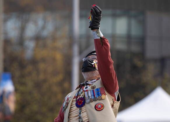November 11, 2021, Ottawa, ON, Canada: An Indigenous Veteran holds his poppy up before placing it on the Tomb of the Unknown Soldier following a Remembrance Day ceremony at the National War Memorial, Thursday, November 11, 2021 in Ottawa. Ottawa Canada  - ZUMAc35_ 20211111_zaf_c35_111 Copyright: xAdrianxWyldx
