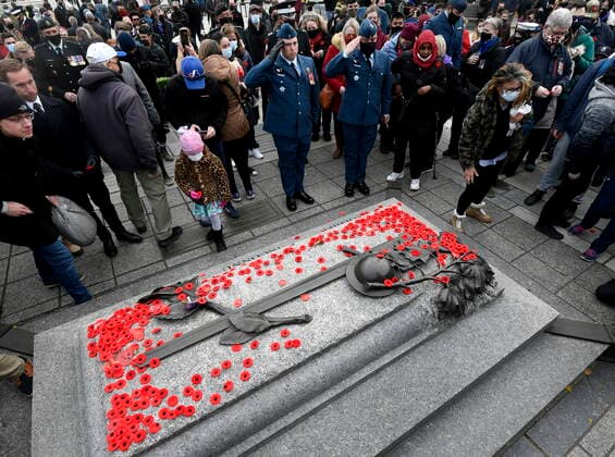 November 11, 2021, Ottawa, ON, CAN: Canadian Forces members salute after laying their poppies on the Tomb of the Unknown Soldier at the National War Memorial following the National Remembrance Day Ceremony in Ottawa, on Thursday, Nov. 11, 2021. Ottawa CAN  - ZUMAc35_ 20211111_zaf_c35_123 Copyright: xJustinxTangx