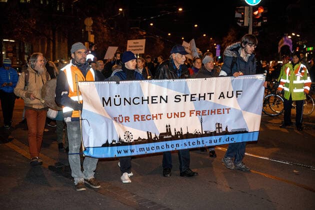 Querdenken Demonstration in München Querdenken demonstriert in München Corona Leugner*innen, Impfgegner*innen und Querdenken Aktivist*innen versammelten sich am 10.11.2021 in München, um gegen alle Corona Maßnahmen sowie gegen Impfungen zu demonstrieren. - Covid deniers, lateral thinkers, NoVaxx activists demonstrated through the streets of Munich, Germany on October 20, 2021 against all covid measures and vaccinations. München Bayern Deutschland Copyright: xAaronxKarasekx