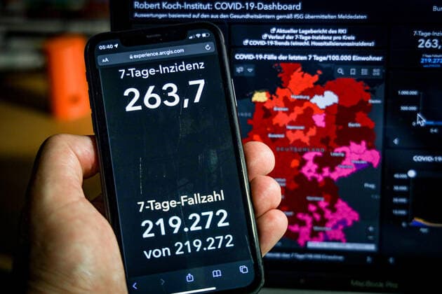 Coronavirus in Deutschland - Covid-19-Dashboard des Robert Koch-Institut 12.11.2021: Robert Koch-Institut: 7-Tage-Inzidenz 263,7. 7-Tage-Fallzahl 219.272. COVID-19-Fälle 4.942.890. Zugang um 48.640 gegenüber dem Vortag. COVID-19-Todesfälle 97.389. Zugang um 191 gegenüber dem Vortag.