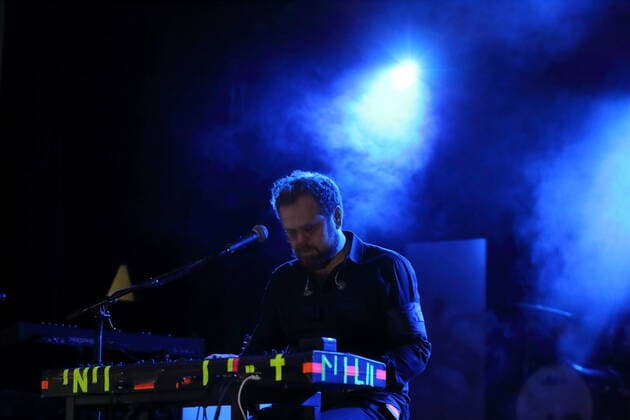 Emil Svanängen alias Loney Dear bei einem Konzert als Support für Ane Brun im Metropol in Berlin, 11. November 2021. Loney Dear in Berlin
