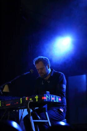 Emil Svanängen alias Loney Dear bei einem Konzert als Support für Ane Brun im Metropol in Berlin, 11. November 2021. Loney Dear in Berlin