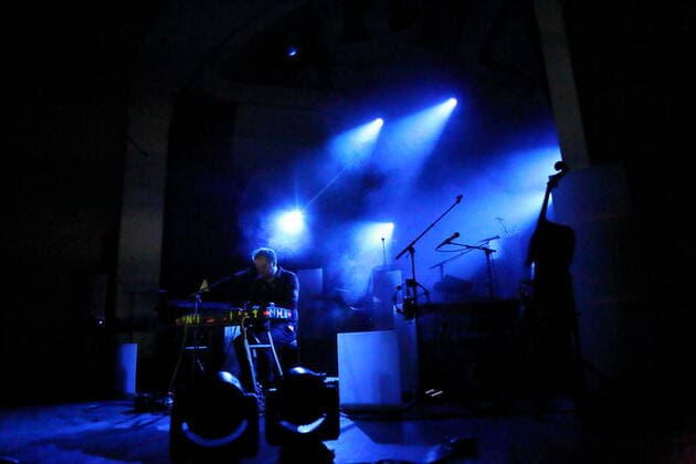 Emil Svanängen alias Loney Dear bei einem Konzert als Support für Ane Brun im Metropol in Berlin, 11. November 2021. Loney Dear in Berlin