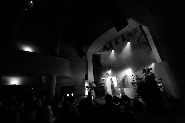 Ane Brun bei einem Konzert im Metropol in Berlin, 11. November 2021. (Foto schwarzweiß konvertiert) Ane Brun in Berlin