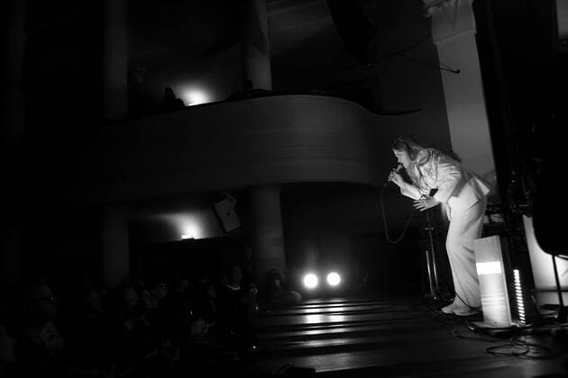 Ane Brun bei einem Konzert im Metropol in Berlin, 11. November 2021. (Foto schwarzweiß konvertiert) Ane Brun in Berlin
