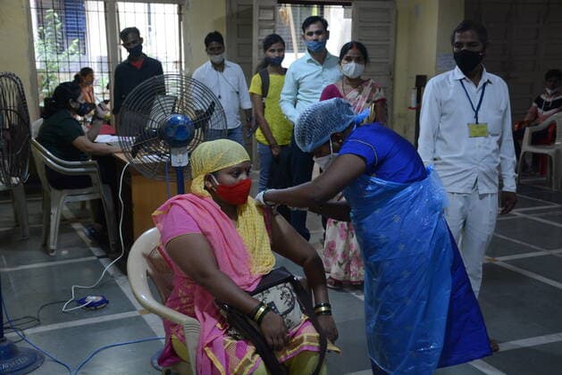 MUMBAI, INDIA - NOVEMBER 11: A health worker inoculates a beneficiary against Covid-19 at TMC School Vaccination Centre No. 19, Naupada, in Thane, on November 11, 2021 in Mumbai, India. (Photo by Praful Gangurde Hindustan Times ) Daily Life Amid Coronavirus Pandemic In India