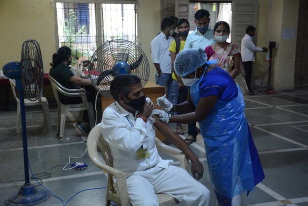 MUMBAI, INDIA - NOVEMBER 11: A health worker inoculates a beneficiary against Covid-19 at TMC School Vaccination Centre No. 19, Naupada, in Thane, on November 11, 2021 in Mumbai, India. (Photo by Praful Gangurde Hindustan Times ) Daily Life Amid Coronavirus Pandemic In India