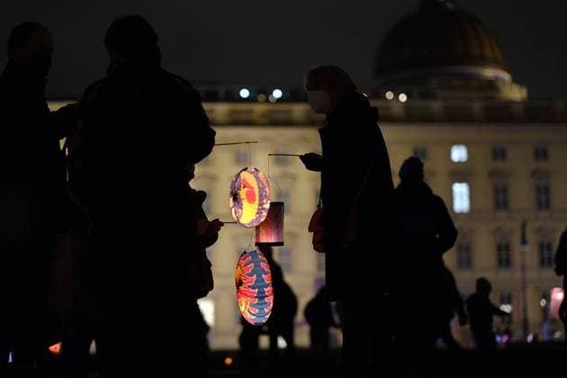 Laternenumzug zum Martinstag vor dem Berliner Dom in Berlin-Mitte. St. Martin s Day lantern procession in front of the Berlin Cathedral in Berlin-Mitte. snapshot-photography xK.M.Krause *** St. Martins Day lantern procession in front of the Berlin Cathedral in Berlin Mitte snapshot photography xK M Krause