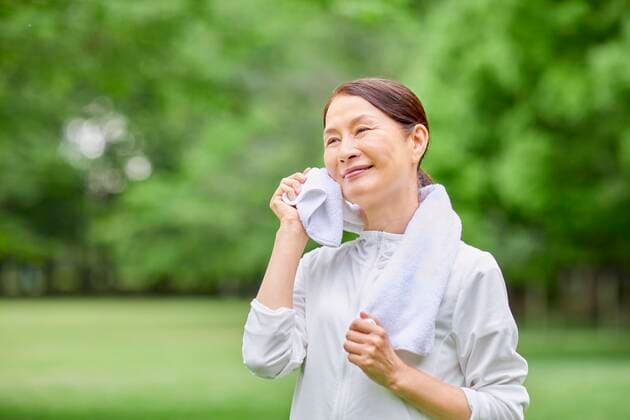 IMAGO Creative: Internationaler Frauenmonat, Gesundheit, Frauen in der Menopause Japanese senior woman training at a city park 164477015  (164477015) ,model released, Symbolfoto