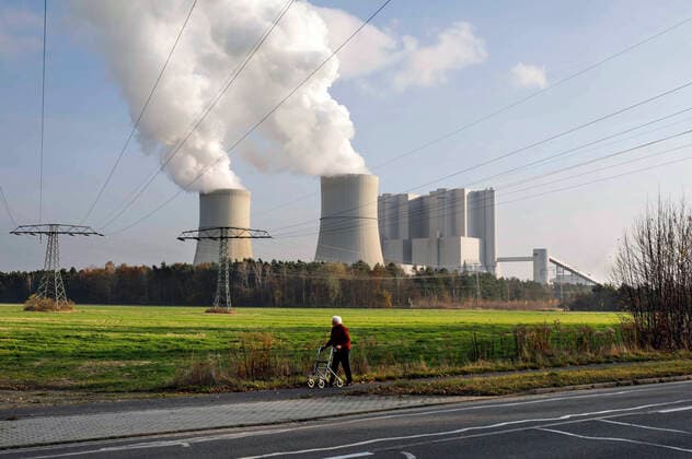 Braunkohlekraftwerk Schwarze Pumpe Schwarze Pumpe, 11.11.2021 - Braunkohlekraftwerk Schwarze Pumpe der LEAG Lausitz Energie Kraftwerke AG. Der Ausstieg aus der Kohleverstromung soll bis 2038 erfolgen. Schwarze Pumpe Brandenburg Deutschland *** Lignite-fired power plant Schwarze Pumpe Schwarze Pumpe, 11 11 2021 Lignite-fired power plant Schwarze Pumpe of LEAG Lausitz Energie Kraftwerke AG The phase-out of coal-fired power generation is to take place by 2038 Schwarze Pumpe Brandenburg Germany
