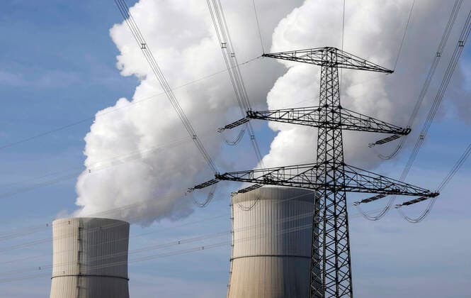 Braunkohlekraftwerk Schwarze Pumpe Schwarze Pumpe, 11.11.2021 - Braunkohlekraftwerk Schwarze Pumpe der LEAG Lausitz Energie Kraftwerke AG. Der Ausstieg aus der Kohleverstromung soll bis 2038 erfolgen. Schwarze Pumpe Brandenburg Deutschland *** Lignite-fired power plant Schwarze Pumpe Schwarze Pumpe, 11 11 2021 Lignite-fired power plant Schwarze Pumpe of LEAG Lausitz Energie Kraftwerke AG The phase-out of coal-fired power generation is to take place by 2038 Schwarze Pumpe Brandenburg Germany