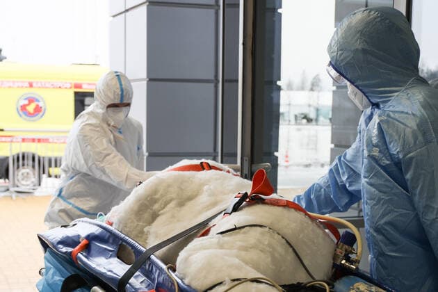 Coronavirus in Russland, EindrÃ¼cke aus provisorischer Covid-19-Einrichtung in Moskau MOSCOW REGION, RUSSIA - NOVEMBER 12, 2021: Medical workers move a patient from a temporary COVID-19 facility at the Patriot Convention and Exhibition Center of the Russian Armed Forces in the town of Kubinka near Moscow. Moscow Region is listed third after Moscow and St Petersburg with the highest number of COVID-19 cases in Russia; over 1,000 people are hospitalized in the region daily. Gavriil Grigorov TASS  TS117A5D