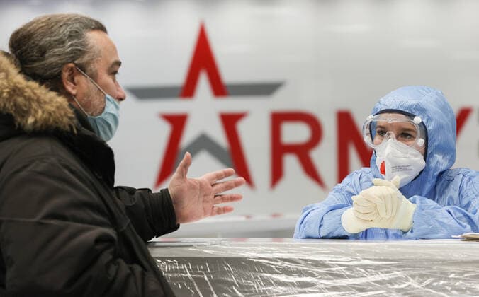 Coronavirus in Russland, EindrÃ¼cke aus provisorischer Covid-19-Einrichtung in Moskau MOSCOW REGION, RUSSIA - NOVEMBER 12, 2021: A medical worker and a patient in the red zone of a temporary COVID-19 facility at the Patriot Convention and Exhibition Center of the Russian Armed Forces in the town of Kubinka near Moscow. Moscow Region is listed third after Moscow and St Petersburg with the highest number of COVID-19 cases in Russia; over 1,000 people are hospitalized in the region daily. Gavriil Grigorov TASS  TS117A6B