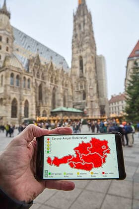 - Wien 12.11.2021 - Coronavirus Krise - Kurz vor Beginn der Wintersaison stuft Deutschland Österreich seit heute wieder als Hochrisikogebiet ein. Das teilte Deutschlands Gesundheitsminister Jens Spahn (CDU) heute mit. Personen, die weder geimpft noch genesen sind, müssen nach einem Aufenthalt in Österreich nach der Einreise in Deutschland in zehntägige Quarantäne. Die stark steigenden Infektionszahlen in Österreich sind mit ein Grund für die Reisewarnung. Der Bundeskanzler wird am Sonntag einen bundesweiten Lockdown für Ungeimpfte verkünden. PHOTO: Die Corona-Ampel steht auf Rot für ganz Österreich, regionale Lockdowns stehen bevor. In der Wiener Innenstadt herrscht trotzdem reges Treiben wie hier auf dem Weihnachtsmarkt vor dem Stephans 