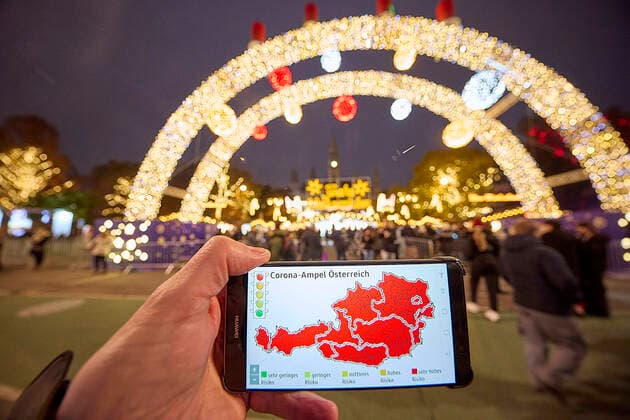 - Wien 12.11.2021 - Coronavirus Krise - Kurz vor Beginn der Wintersaison stuft Deutschland Österreich seit heute wieder als Hochrisikogebiet ein. Gleichzeitig sperren die Wiener Weihnachtsmärkte ihre Pforten auf. Hinein darf nur wer Geimpft oder Genesen (2G) ist und die notwendigen belege bei der Eintrittskontrolle vorweisen kann. PHOTO: Die Corona-Ampel steht auf Rot für ganz Österreich ein Lockdown für Ungeimpfte steht bevor. Am ersten Tag des Christkindlmarkts auf dem Rathausplatz herrschte reger Andrang. Vienna, Austria - Coronavirus Crisis - Shortly before the start of the winter season, Germany has again classified Austria as a high-risk area as of today. At the same time, the Vienna Christmas markets open their gates. Only thos 