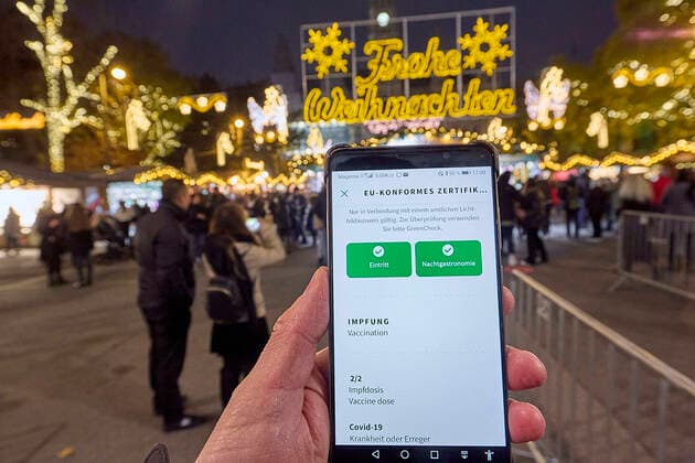 - Wien 12.11.2021 - Coronavirus Krise - Kurz vor Beginn der Wintersaison stuft Deutschland Österreich seit heute wieder als Hochrisikogebiet ein. Gleichzeitig sperren die Wiener Weihnachtsmärkte ihre Pforten auf. Hinein darf nur wer Geimpft oder Genesen (2G) ist und die notwendigen belege bei der Eintrittskontrolle vorweisen kann. PHOTO: Am ersten Tag des Christkindlmarkts auf dem Rathausplatz herrschte reger Andrang. Ein grüner Pass resp ein Genesungsbescheid waren beim Eintritt zum Christkindlmarkt vorzuweisen. Vienna, Austria - Coronavirus Crisis - Shortly before the start of the winter season, Germany has again classified Austria as a high-risk area as of today. At the same time, the Vienna Christmas markets open their gates. 