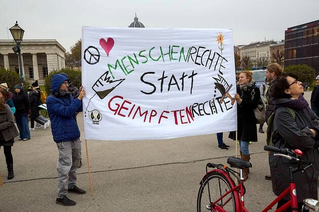 - Wien 12.11.2021 - Coronavirus Krise - Kurz vor Beginn der Wintersaison stuft Deutschland Österreich seit heute wieder als Hochrisikogebiet ein. Die stark steigenden Infektionszahlen in Österreich sind mit ein Grund für die Reisewarnung. Gleichzeitig gab es am Heldenplatz eine Demonstration von Gegnern der Coronamassnahmen und dem angekündigten Lockdown für Ungeimpfte. PHOTO: Die Demonstranten am Heldenplatz. Vienna, Austria - Coronavirus Crisis - Shortly before the start of the winter season, Germany has again classified Austria as a high-risk area as of today. The rapidly increasing numbers of infections in Austria are one of the reasons for the travel warning. At the same time, there was a demonstration on Heldenplatz by opponents 