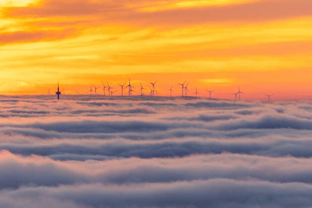 News Bilder des Tages Hochnebel im Taunus Blick vom Gipfel des Altkönigs im Taunus auf eine Hochnebeldecke kurz vor Sonnenuntergang., Kronberg Hessen Deutschland *** High fog in the Taunus Mountains View from the summit of the Altkönig in the Taunus Mountains to a high fog cover shortly before sunset , Kronberg Hessen Germany