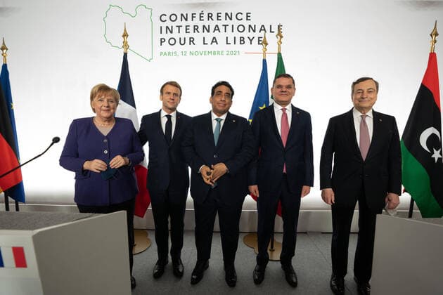 Bilder des Jahres 2021, News 11 November News Themen der Woche KW45 News Bilder des Tages Paris, Libyen-Konferenz mit Angela Merkel November 12, 2021, PARIS: (L-R) German Chancellor Angela Merkel, French President Emmanuel Macron, Head of the Presidential Council of Libya Mohamed al-Manfi, Italian Prime Minister Mario Draghi and Libyan Prime Minister Abdul Hamid Dbeibah at the end of the International Conference on Libya at La Maison de la Chimie in Paris, France, 12 November 2021..ANSA CHIGI PALACE PRESS OFFICE FILIPPO ATTILI.+++ ANSA PROVIDES ACCESS TO THIS HANDOUT PHOTO TO BE USED SOLELY TO ILLUSTRATE NEWS REPORTING OR COMMENTARY ON THE FACTS OR EVENTS DEPICTED IN THIS IMAGE; NO ARCHIVING; NO LICENSING PARIS  - ZUMAa110 20211112_zaf_a110_049 Copyright: xChigixPalacexPressxOffice Filippx