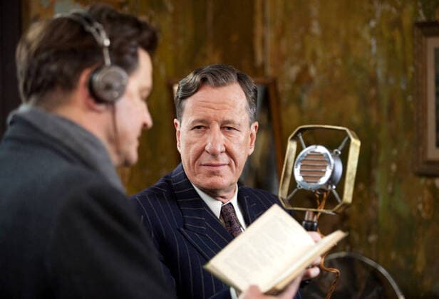 OSCARS. Bester Hauptdarsteller. Preisträger 2011-2020 THE KING S SPEECH BR 2010 THE KING S SPEECH BR 2010 COLIN FIRTH as King George VI, GEOFFREY RUSH as Lionel Logue Date: 2010. Strictly editorial use only in conjunction with the promotion of the film. Credit line mandatory. This image is copyright of the film company and is supplied under the terms of issue as film still. No commercial or book cover use permitted without prior consent from the film company.  Mandatory credit line: Courtesy THIS COPYRIGHT IMAGE MUST NOT BE USED WITHOUT PERMISSION Ronald Grant Mary Evans