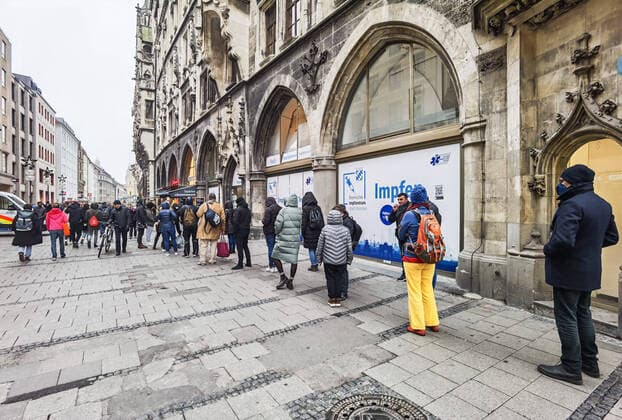 Bayern, Schlange vor Impfzentrum in München November 12, 2021, Munich, Bavaria, Germany: An example of the lines of people at the Munich Vaccine Center at Marienplatz. Those on the winding line stated waits were beyond four hours. at the reactivated Bavarian Vaccine Center. On the heels of what critics state is a non-response and at best, painfully slow responses to the fourth Corona wave, regions are instutung patchwork anti-Corona plans, including the 2G and 3G rules which were described by Jens Spahn as 0G as enforcement is effectively zero when left to businesses. Due to this, police have been directed to visit restaurants and other businesses for violations. Munich Germany - ZUMAb160 20211112_zbp_b160_012 Copyright: xSachellexBabbarx