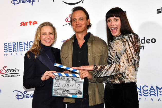 Entertainment Themen der Woche KW45 Entertainment Bilder des Tages Nina Proll, Ralf Bauer und Claudia Graf bei der Premiere der Comedy-Serie Aus die Maus (Servus TV) im Rahmen vom Seriencamp Festival am 12.11.2021 in München Aus die Maus Serien-Premiere in München *** Nina Proll, Ralf Bauer and Claudia Graf at the premiere of the comedy series Aus die Maus Servus TV at the Seriencamp Festival on 12 11 2021 in Munich Aus die Maus series premiere in Munich 