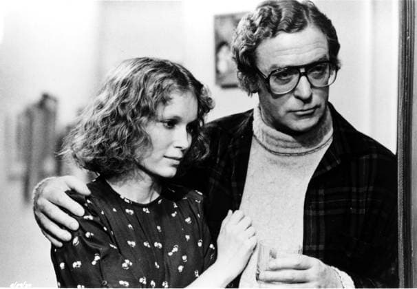 OSCARS. Bester Nebendarsteller. Preisträger 1981-1990 HANNAH AND HER SISTERS HANNAH AND HER SISTERS US 1986 MIA FARROW, MICHAEL CAINE Date: 1986. Strictly editorial use only in conjunction with the promotion of the film. Credit line mandatory. This image is copyright of the film company and is supplied under the terms of issue as film still. No commercial or book cover use permitted without prior consent from the film company.  Mandatory credit line: Courtesy ORION PICTURES JACK ROLINS- CHARLES H JOFFE PRODUCTIONS Ronald Grant Mary Evans