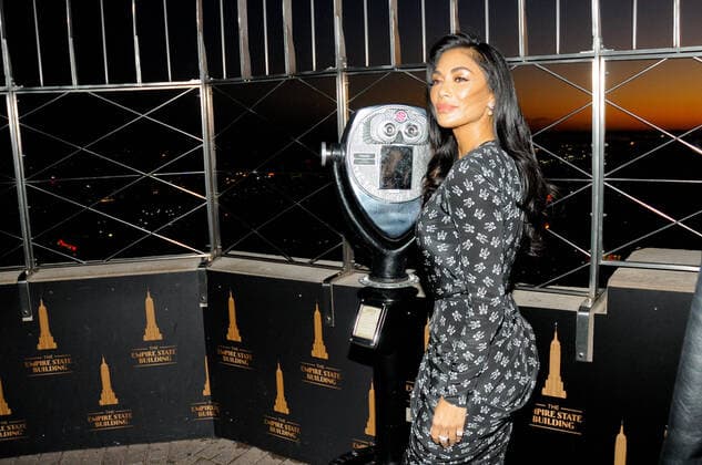 Bilder des Jahres 2021, Entertainment 11 November Entertainment Themen der Woche KW45 Entertainment Bilder des Tages November 12, 2021, New York, United States: Nicole Scherzinger, American singer, poses for photos atop the Empire State Building in New York. New York United States - ZUMAs197 20211112_zaa_s197_129 Copyright: xEfrenxLandaosx