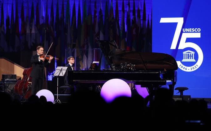 Bilder des Jahres 2021, News 11 November News Themen der Woche KW45 News Bilder des Tages (211113) -- PARIS, Nov. 13, 2021 -- Musicians play during a celebration event of the 75th anniversary of the United Nations Educational, Scientific and Cultural Organization (UNESCO) in Paris, France, Nov. 12, 2021. Some 28 heads of state and government gathered Friday evening in Paris to celebrate the 75th anniversary of the UNESCO. ) FRANCE-PARIS-UNESCO-75TH ANNIVERSARY GaoxJing 
