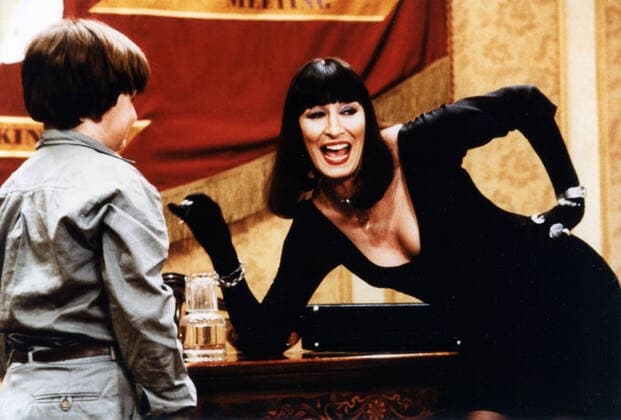 THE WITCHES BR US 1990 THE WITCHES BR US 1990 CHARLIE POTTER, ANJELICA HUSTON Date: 1990. Strictly editorial use only in conjunction with the promotion of the film. Credit line mandatory. This image is copyright of the film company and is supplied under the terms of issue as film still. No commercial or book cover use permitted without prior consent from the film company.  Mandatory credit line: Courtesy LORIMAR FILM ENTERTAINMENT Ronald Grant Mary Evans