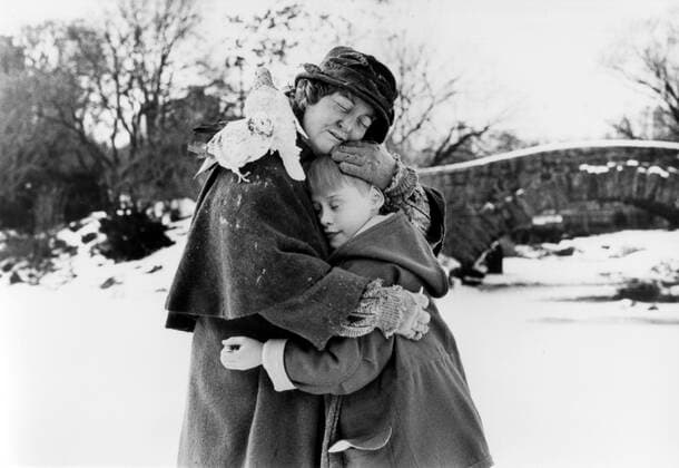 HOME ALONE 2 : LOST IN NEW YORK US 1992 HOME ALONE 2 : LOST IN NEW YORK US 1992 BRENDA FRICKER, MACAULAY CULKIN Date: 1992. Strictly editorial use only in conjunction with the promotion of the film. Credit line mandatory. This image is copyright of the film company and is supplied under the terms of issue as film still. No commercial or book cover use permitted without prior consent from the film company.  Mandatory credit line: Courtesy C2OTH FOX TWENTIETH CENTURY FOX Ronald Grant Mary Evans