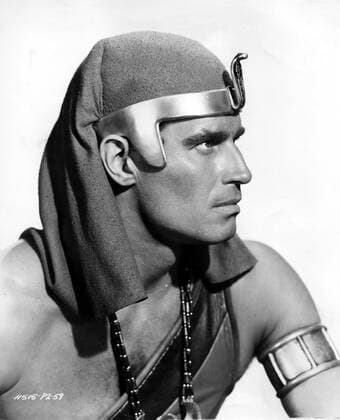 THE TEN COMMANDMENTS US 1956 THE TEN COMMANDMENTS US 1956 CHARLTON HESTON as Moses Date: 1956. Strictly editorial use only in conjunction with the promotion of the film. Credit line mandatory. This image is copyright of the film company and is supplied under the terms of issue as film still. No commercial or book cover use permitted without prior consent from the film company.  Mandatory credit line: Courtesy PARAMOUNT PICTURES Ronald Grant Mary Evans