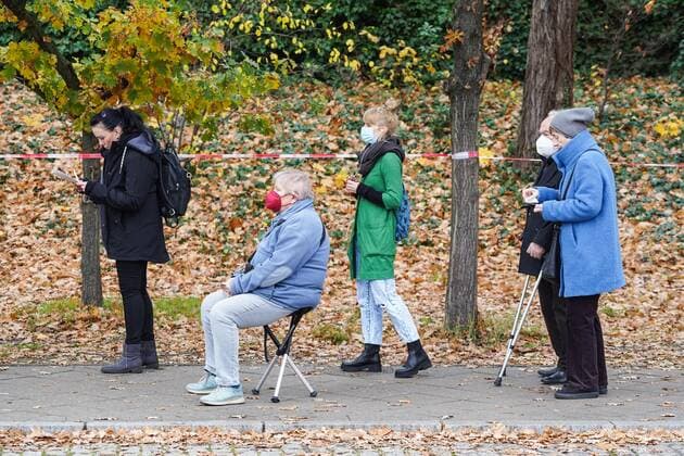 (211113) -- BEIJING, Nov. 13, 2021 -- People queue to receive COVID-19 vaccines outside a vaccination center in Berlin, capital of Germany, Nov. 12, 2021. TO GO WITH XINHUA HEADLINES OF NOV. 13, 2021. (Photo by Xinhua) EU-COVID-19-RESTRICTIONS-VACCINATIONS StefanxZeitz 