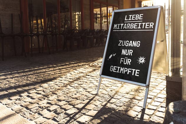 Zutritt nur für geimpfte Mitarbeiter, Impfpflicht am Arbeitsplatz, Covid-19 Liebe Mitarbeiter Zutritt nur für Geimpfte Schild xFOTOMONTAGEx