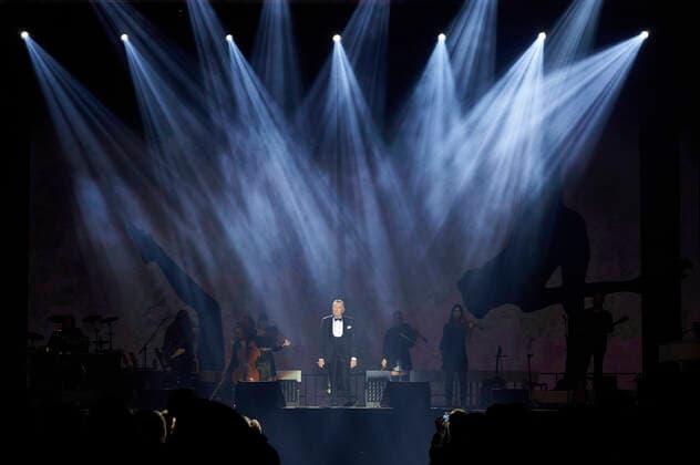 Roland Kaiser live bei einem Konzert seiner Alles oder Dich -Tour in der ZAG Arena. Hannover, 12.11.2021