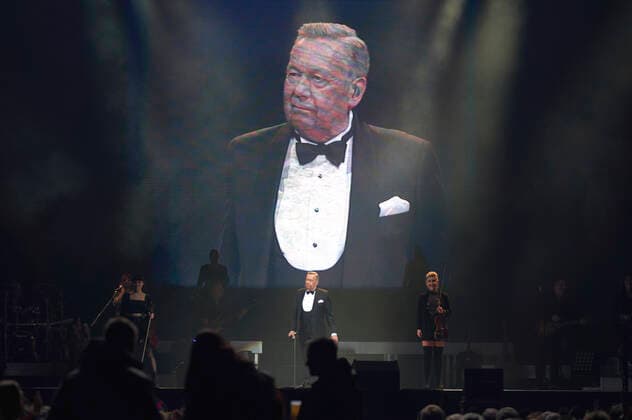 Roland Kaiser live bei einem Konzert seiner Alles oder Dich -Tour in der ZAG Arena. Hannover, 12.11.2021