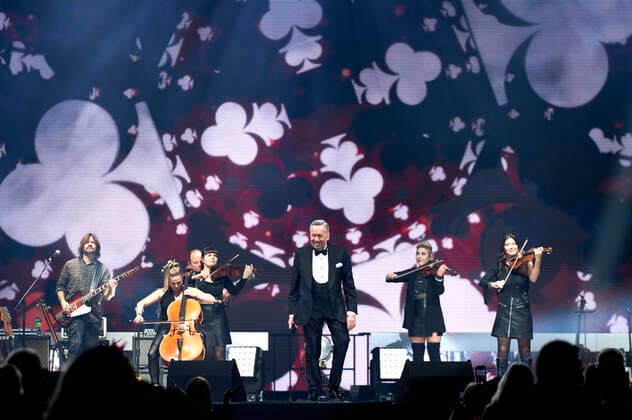 Roland Kaiser live bei einem Konzert seiner Alles oder Dich -Tour in der ZAG Arena. Hannover, 12.11.2021