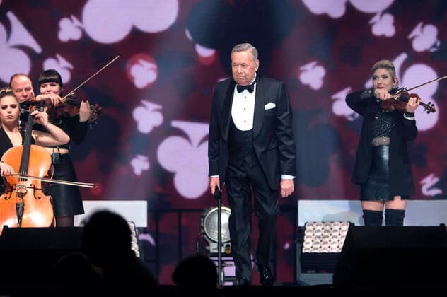 Roland Kaiser live bei einem Konzert seiner Alles oder Dich -Tour in der ZAG Arena. Hannover, 12.11.2021