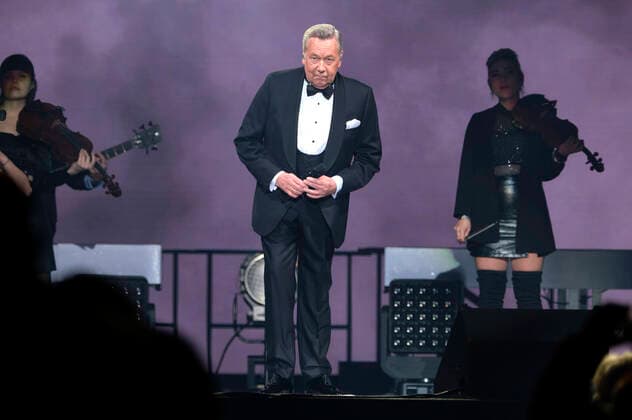 Roland Kaiser live bei einem Konzert seiner Alles oder Dich -Tour in der ZAG Arena. Hannover, 12.11.2021