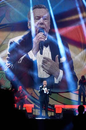 Roland Kaiser live bei einem Konzert seiner Alles oder Dich -Tour in der ZAG Arena. Hannover, 12.11.2021