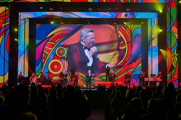 Roland Kaiser live bei einem Konzert seiner Alles oder Dich -Tour in der ZAG Arena. Hannover, 12.11.2021